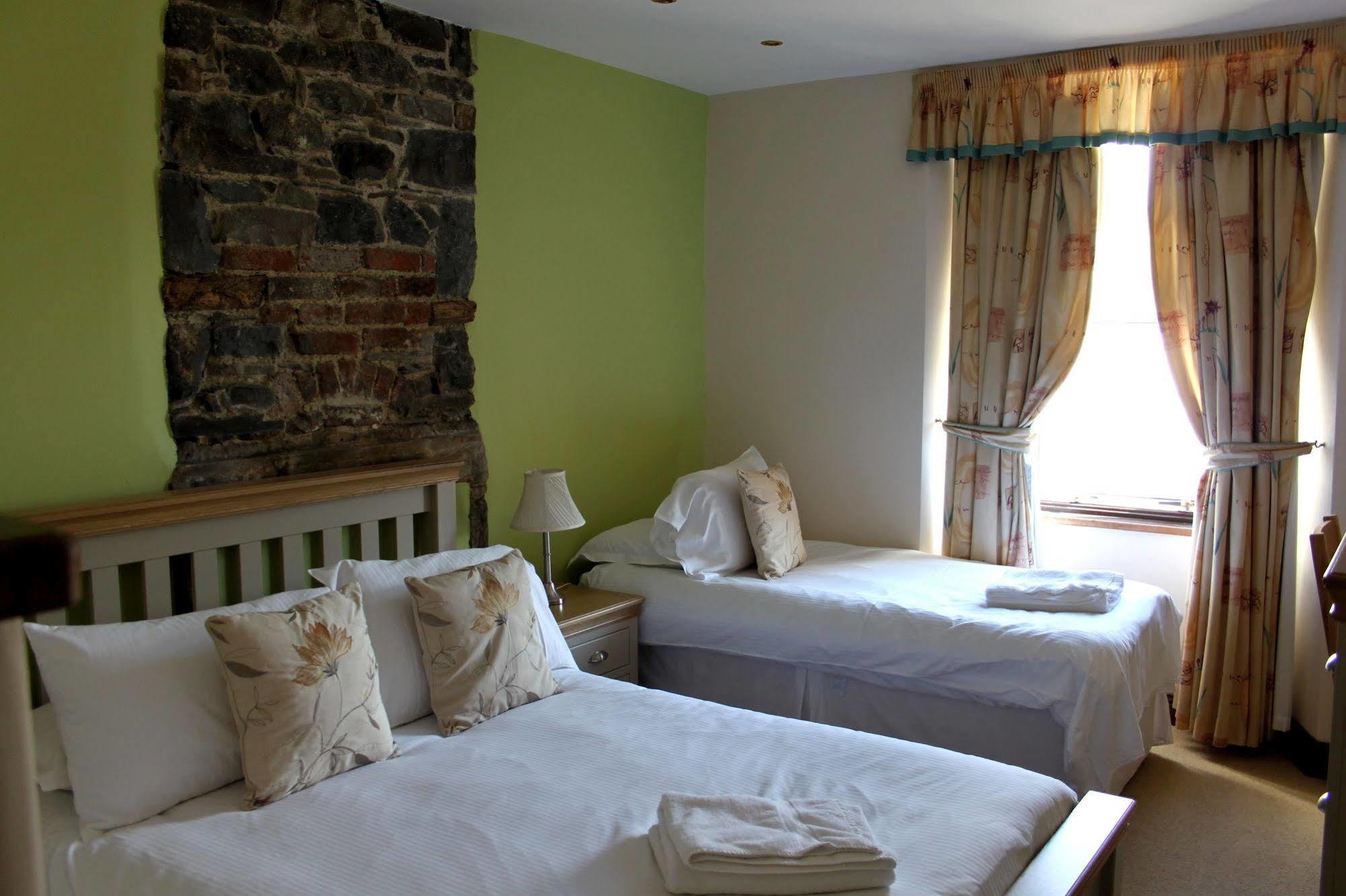Hotel &